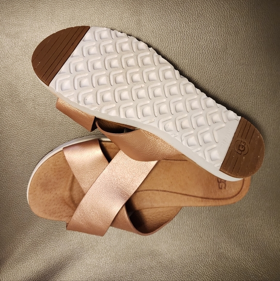 UGG's Kari, in Rose Metallic, sandal, size 7 - Picture 2 of 4